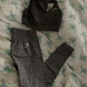 Gymshark vital seamless set  - Snyggt träningsset från Gymshark i grått. Sportbh i storlek L. Tights i storlek M men bortklippt lapp. Setet är i gott skick.