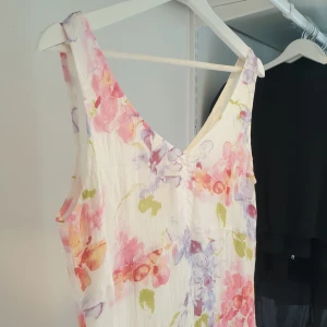 Klänning  - Blommig klänning, döljd dragkedja bak och den är fodrad 