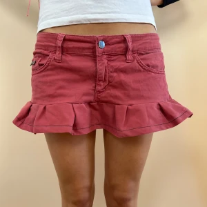 REMAKE KJOL - Midjemått 90cm Längd 25cm och 28 bak. Röd lågmidjad Remake minikjol, sydd av ett par original jeans. Modellen är 165 cm