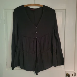 Mörkgrå blus/kofta - Som ny. Den har tre knappar högst upp och sen är den öppen. Storlek M men passar också S