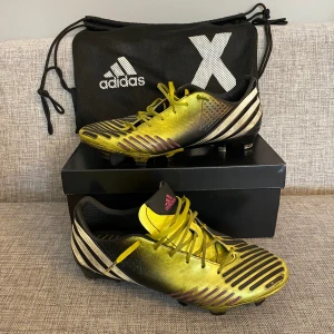 Adidas predator retro i den ikoniska färgen guld - Adidas predator retro i den ikoniska färgen guld. Skadad dobb. Storlek 42 2/3. Pris: 1600 kr.
