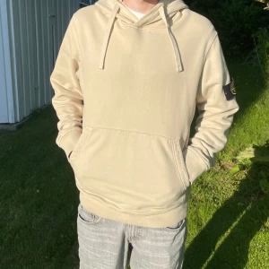 Stone Island hoodie - Köpt på NK 2022 kvitto finns. Den är i bra skick och sparsamt använd. Storlek Medium Vid frågor tveka ej på att kontakta mig.  Pris: 1099kr