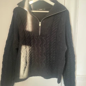 stickad tröja  - svart stickad tröja från bikbok med en fin detalj med dragkedja. super gosig tröja! 