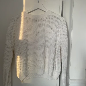 vit tröja  - säljer en vit tröja från H&M, super fin och passar bra till alla outfits! hör av dej vid frågor 💕