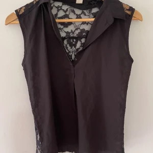 Ärmlös blus med spets detalj  - Storlek: xs/s Jättesöt ärmlös blus med spets baktill, har inte fått användning för denna men blusen tycker jag skulle passa till fester eller kanske kalas! 💗💗