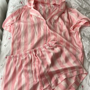 rosa vs liknande pyjamas - Victoria secret liknande pyjamas 💞💕står storlek L men passar även mig som är s🩷