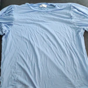 Fin blå tröja/t-shirt - Den är väldigt fin och stretchig inget fel på den är bara i nöd av pengar för vill köpa nya kläder. Om man vill så kan vi tvätta och stryka den men du måste säga det då!😊👍🏼