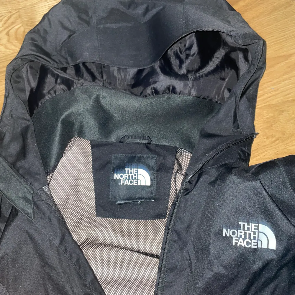 Det är en vindjacka från the north face  har använt den  6 gånger snygg bra svart . Jackor.