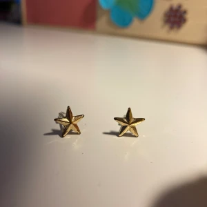Guldörhängen med stjärnor - Är INTE nickelfria. Därav att jag säljer de för jag är allergisk. I guld färg på stjärnorna. Köpta på glitter. Använda fåtal gånger. 💗