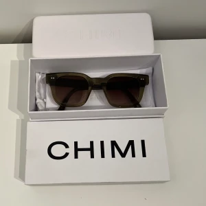 Chimi 04 Green - Säljer ett par chimis nästintill nya. Endast använda 2-3 gånger. Modellen är 04 och färgen heter green. Ny pris 1300, allt ingår!  