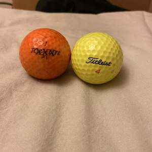 Två neon färgade golfbollar som är i bra skick. Båda bollarna är bra märken den orange är top elite och den grön gula är Titleist.