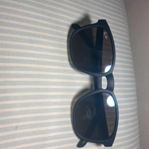 Ray-bans - Tvär snygga Ray-bans. Vet inte om dom är äkta eller inte då jag köpte dom utomlands. Pris kan diskuteras, men tar även emot byten. Skick: 7/10, lite smutsigt glas.