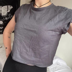 Grå croptop 🥀 - för mer info eller bilder dm mig