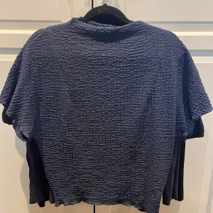 Blus/topp - Köpt på Zara. Lös vid sidan av ärmen