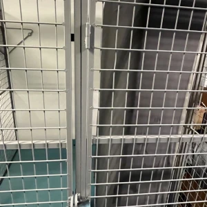 Säng stor 200x140 - Bra skick o en stor säng säljs för billigt pris väldigt dällan använd
