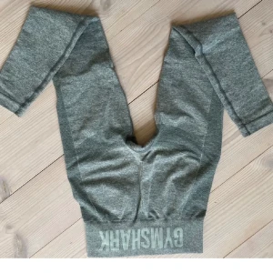 Gymshark  - Super snygga tights som formar rumpan super fint! Sparsamt använda. 🥰