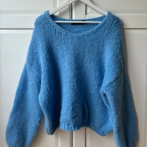 Stickad tröja - Så fin stickad till sommaren, perfekt att ha över en klänning💙