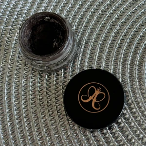 Anastasia Dip Brow - Använd Anastasia Dipbrow färgen ”EBONY”, se bilderna hur mycket som är kvar. Använder ej längre. Säljer flera färger till olika priser beroende på hur mycket som är kvar.