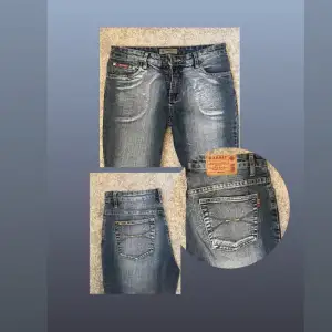 Super söta low waist bootcut jeans!❤️ skriv privat för mått, bilder och lägg prisförslag💗 