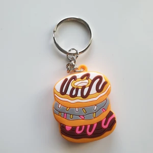 Munk nyckelring, ny  - Nyckelring  Motiv: 3st munkar på varandra  Antal: 1st Skick: oanvänd 