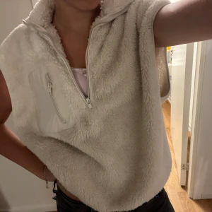 pälsväst - Jätte najs pälsväst i storlek M från H&M men passar S lika bra!💕