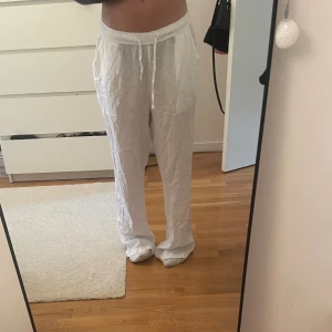 Linnebyxor  - Linnebyxor från lager köpta här på plick men aldrig använda av mig. Är i storlek S. Säljer för 100!