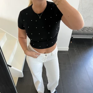 Svart tröja  - Svart tröja med pärlor på ifrån zara. I fint skick i storlek s. 