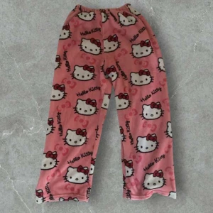 Hello Kitty byxor💘 - Super söta hello Kitty byxor💞 de är i ny skick, inga fläckar eller hål. Passar storlek XS-L skulle jag säga då de är väldigt stretchiga. Skriv om ni har frågor 🩷