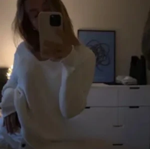 Stickad tröja  - Jättefin stickad tröja från Vero Moda! Säljer då den inte kommer till användning!💕(Köpte den här på Plick så bilderna är lånade)