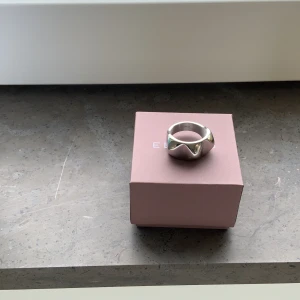Edblad rivet ring steel - Ring från Edblad. I silver. Öppen för byte mot en ring med tre taggar i guld. Kan också sälja den men helst byte. Köpt för 399kr. Pris kan diskuteras. Skriv för intresse. ❤️