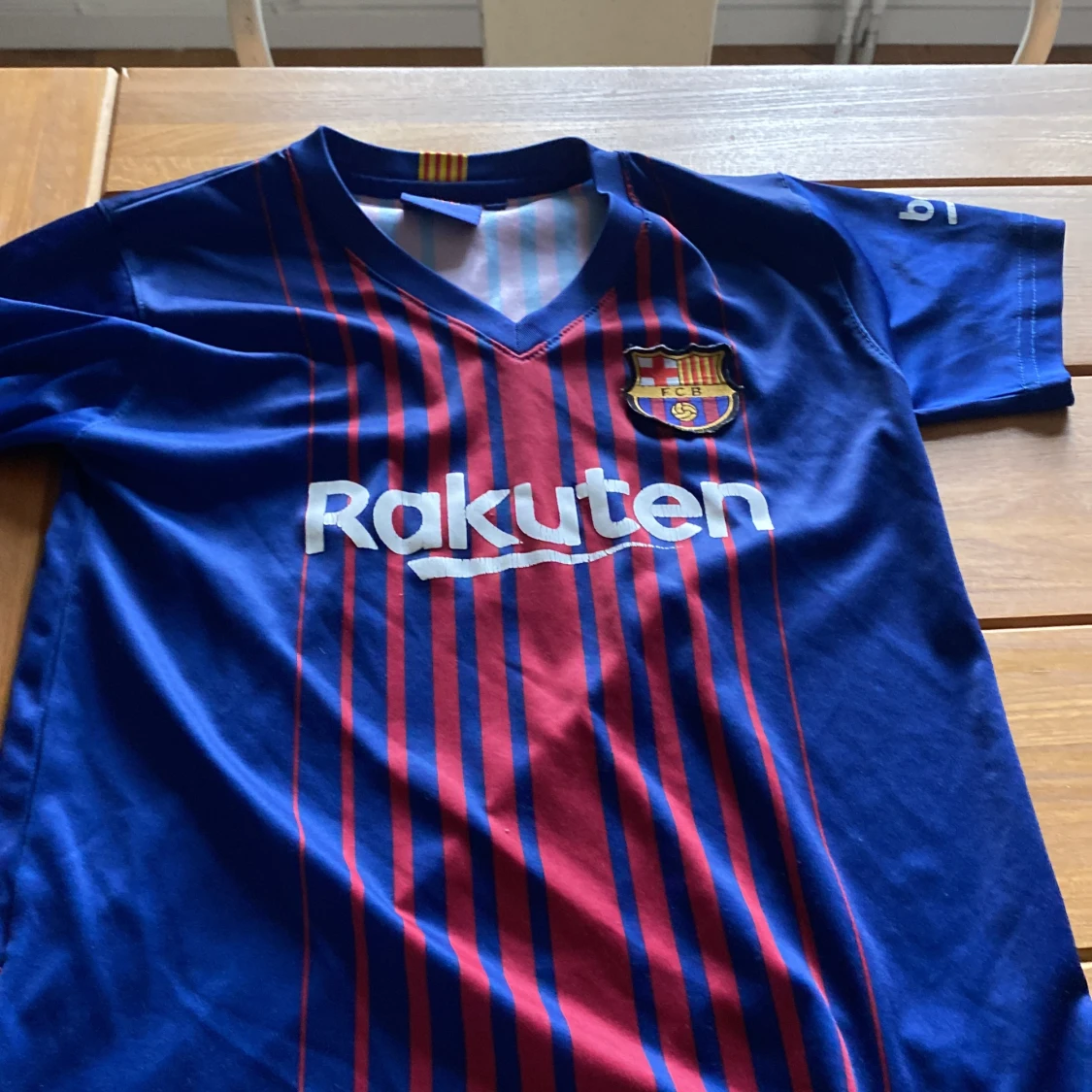 Säljer min Barca fotbollströja för att den har blivit för liten för mig pris kan diskuteras 