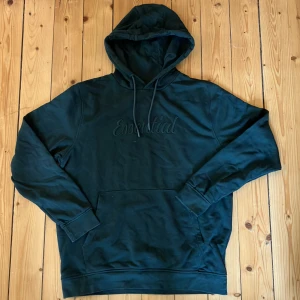 Prisvärd Dressmann hoodie - Prisvärd mörkgrön Dressmann hoodie med ”essential” skrivet på framsidan. Storlek: L  Nypris: 499kr  Jag är drygt 180 och den har passat mig jättebra. Skriv gärna om du har frågor :)