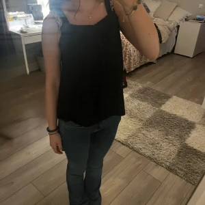 så snygg glittrig topp! - så söt glittrig festtopp från lindex!💞 klippt vid en liten bit vid armen och därför är  lite ojämnt, skriv om ni vill ha bild. storlek xs och sitter jättefint. säljer för jag inte får användning av den💞