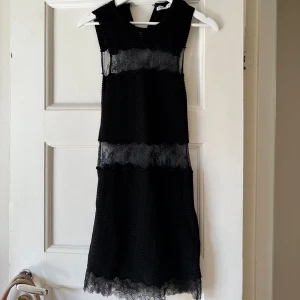 Spetsklänning - Klänning med spets detaljer. Ej see threw i verkligheten. Åtsittande material 
