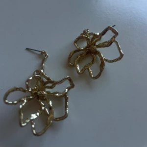 Jättevackra örhängen guld - Guldfärgade jättevackra örhängen i form av blommor. Skriv dör mer ingormation eller fler bilder ❤️