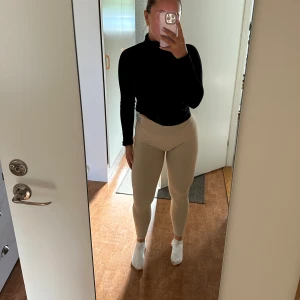 Dfyne Impact leggings - Färg: FEATHER BEIGE Jättesnygga och sköna tajts som sitter som en smäck! Älskar också att dom är hyfsat låga vid midjan! Använda endast en gång, känner inte att färgen passar mig, annars älskar dom! 