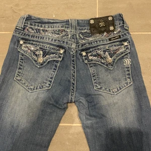 Miss me jeans - Ett par väldigt  fina missme jeans i storlek. 28Midja:,36 Ytterbenslängd: 108, innebenslängd88: , benöppning:22. Tyvärr har vi inga bilder hur de sitter på så jämför gärna måtten med ett par egna byxor. Skriv på dm vid frågor eller fler bilder💫
