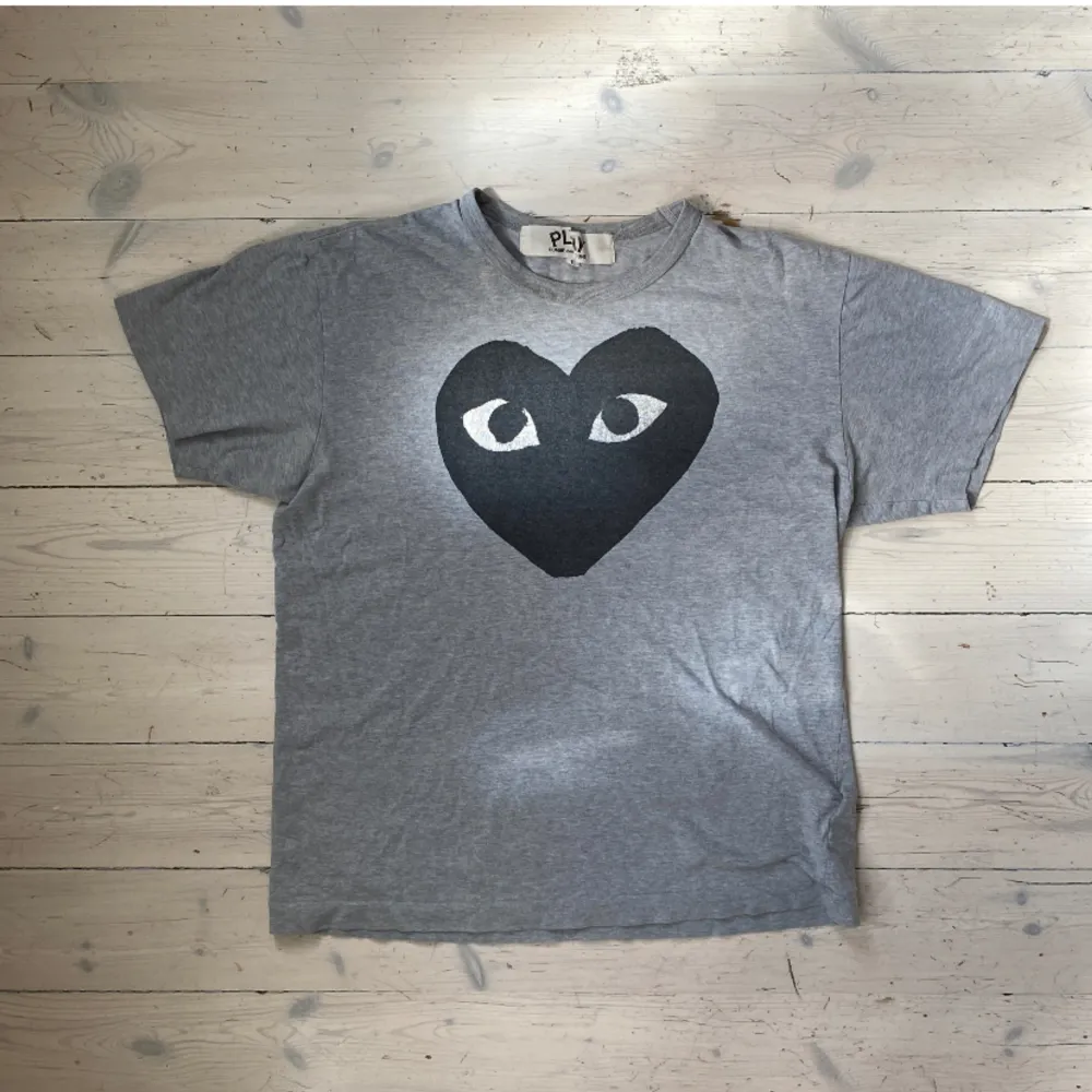 Jävligt najs tröja från Comme des Garçons i perfekt skick 🙌 skriv vid fråga 👍 . T-shirts.