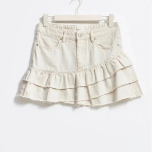 Vit jeanskjol med volang - Intressekoll på min vackra vita jeanskjol med volang!! Den är använd en gång, använder den aldrig och kollar därför om någon är intresserad vi bra bud!!💞💞 Den är i storlek 36💞