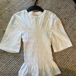 Fin topp från & Other Stories - Supersöt vit topp i storlek XS, från & Other Stories💗 Endast använd få gånger så väldigt bra skick. Skriv vid fler frågor