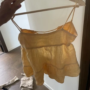 Gul topp zara - Säljer min super fina gula topp. Passar mig som är en xs/s.