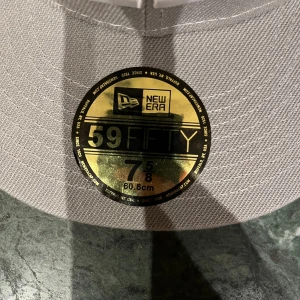 New era keps  - Säljer denna gråa new era kepsen till ett mycket bra pris, knappt andvänd och är i storleken 60,6 cm. Säljer då den e förstor för mig, pris kan diskuteras vid snabb affären 