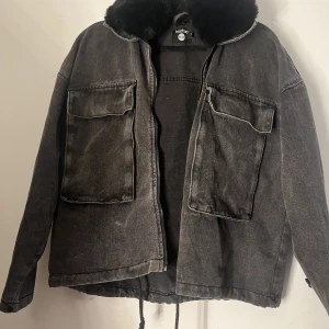 Höst jacka  - Super fin vår/höst jacka från bubbel room. Har tagit av pälsen från armarna men ifall det skulle önskas ha med så tar jag självklart på den igen! Storlek 34