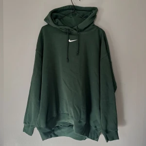 Grön Nike hoodie - Grön Nike hoodie i oversized passform. Huvtröjan är i storlek M och blivit sällan använd, därav i mycket bra skick 