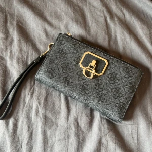 Guess plånbok - Guessplånbok helt ny, aldrig använd. Pris 150kr!