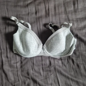 Åhléns BH / bra | grå - Använd kondition men det är ingen skada på bh:n | Grå | Storlek 70C