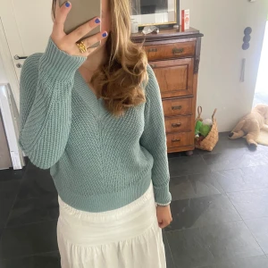 Stickad tröja  - Blå finstickad tröja från Lindex. Den har en lös tråd men inget som syns, därav priset. 💗