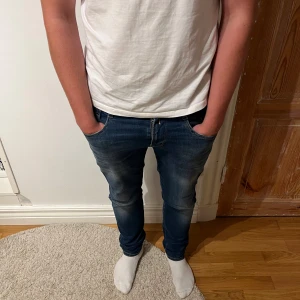  Replay anbass - Ett par blåa jeans från Replay i storlek W30 L32. Modellen heter anbass och är slimfit. modellen är 174 och sitter lite stort på honom.