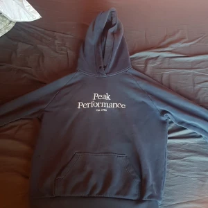 Peak performance hoodie - Väldigt bra skick har haft den någon månad nu, den är xl men passar mig som är 175cm och har small😊