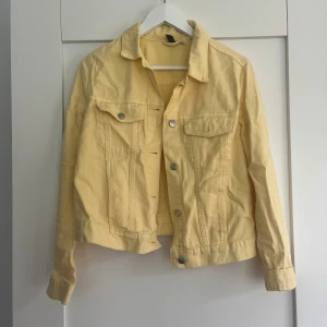 Gul jeansjacka - Säljer denna gula jeansjacka från hm💖 Jackan är nästan aldrig använd och därmed i jättebra skick.